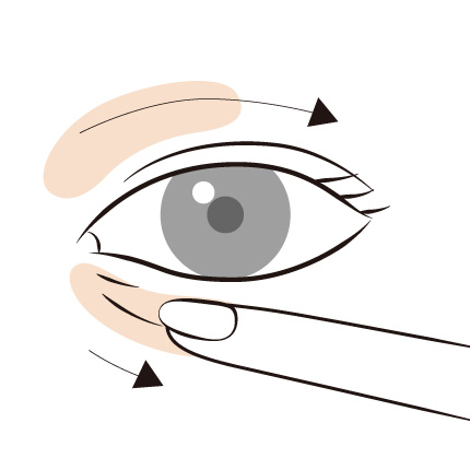 目のまわりはよれやすい部分は矢印→の方向に指先またはブラシでつけて指で軽くトントンとなじませましょう
